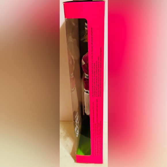 •Mattel NATIVE AMERICAN BARBIE
•3RD Edition 1994 NRFB.
•Dolls of the World - Picture 7 of 7